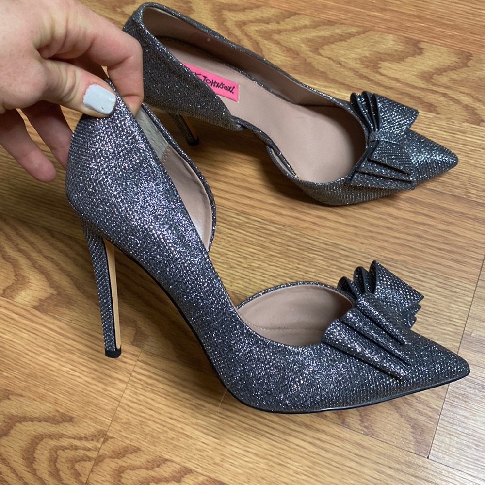 Beysey johnson glitter silver bowtie shoes